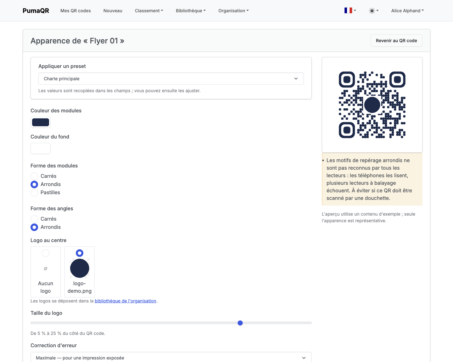 L'écran d'apparence : couleurs, formes, logo au centre, et l'aperçu du QR code à droite.